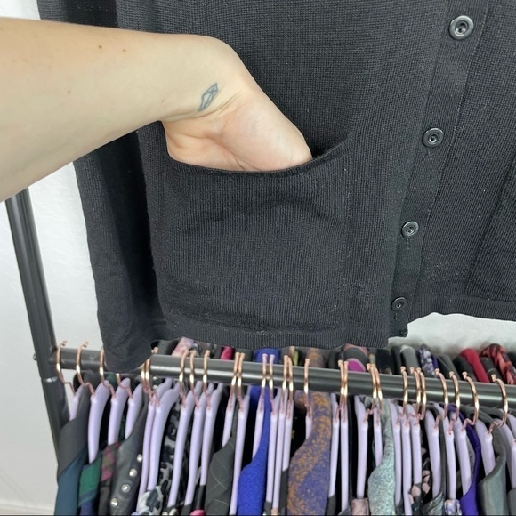 Vintage Henri Bendel Classics 100% Extra Fine Italian Merino Wool Black Cardigan - Picture 4 of 5